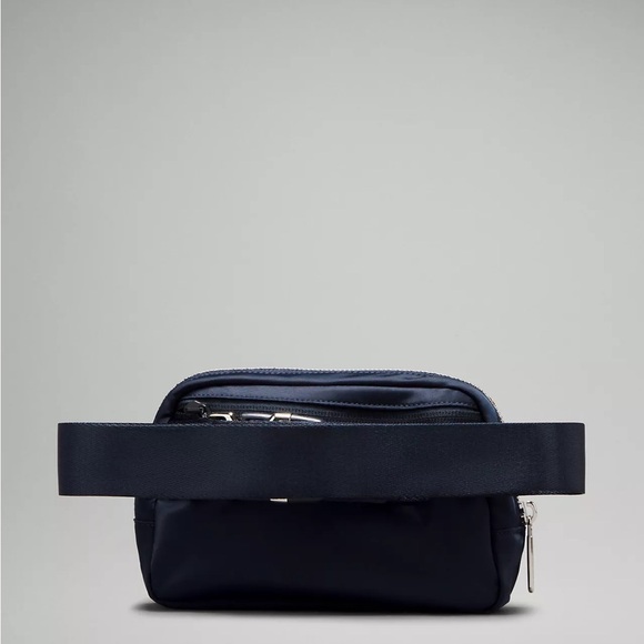 Lululemon Everywhere Belt Bag 1L Metal Hardware- True Navy/ Silver - Picture 7 of 9